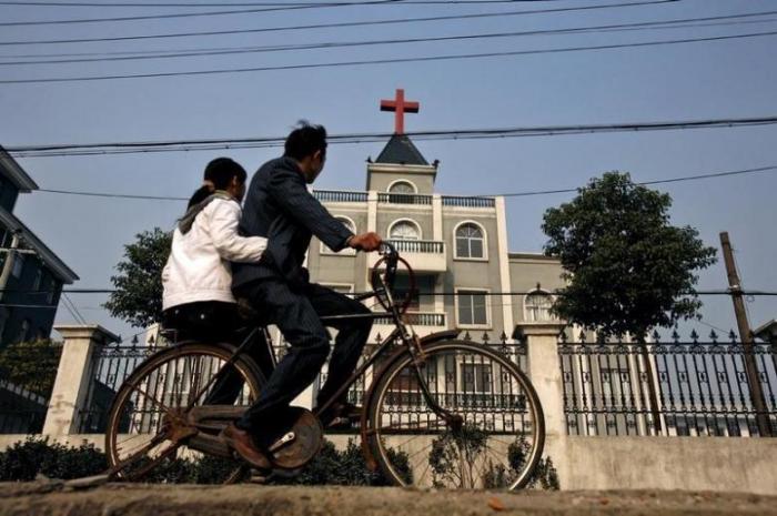 China forces churches to sing Communist anthems and bans Christian hymns