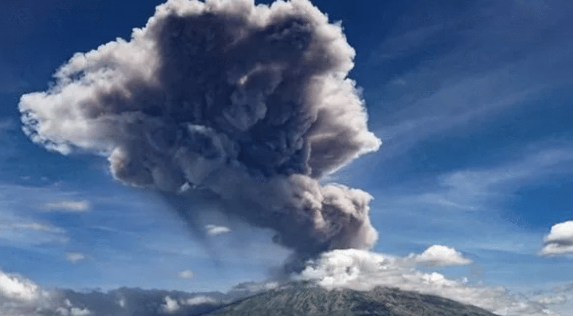 Mount Agung volcano erupts for the second time in a week