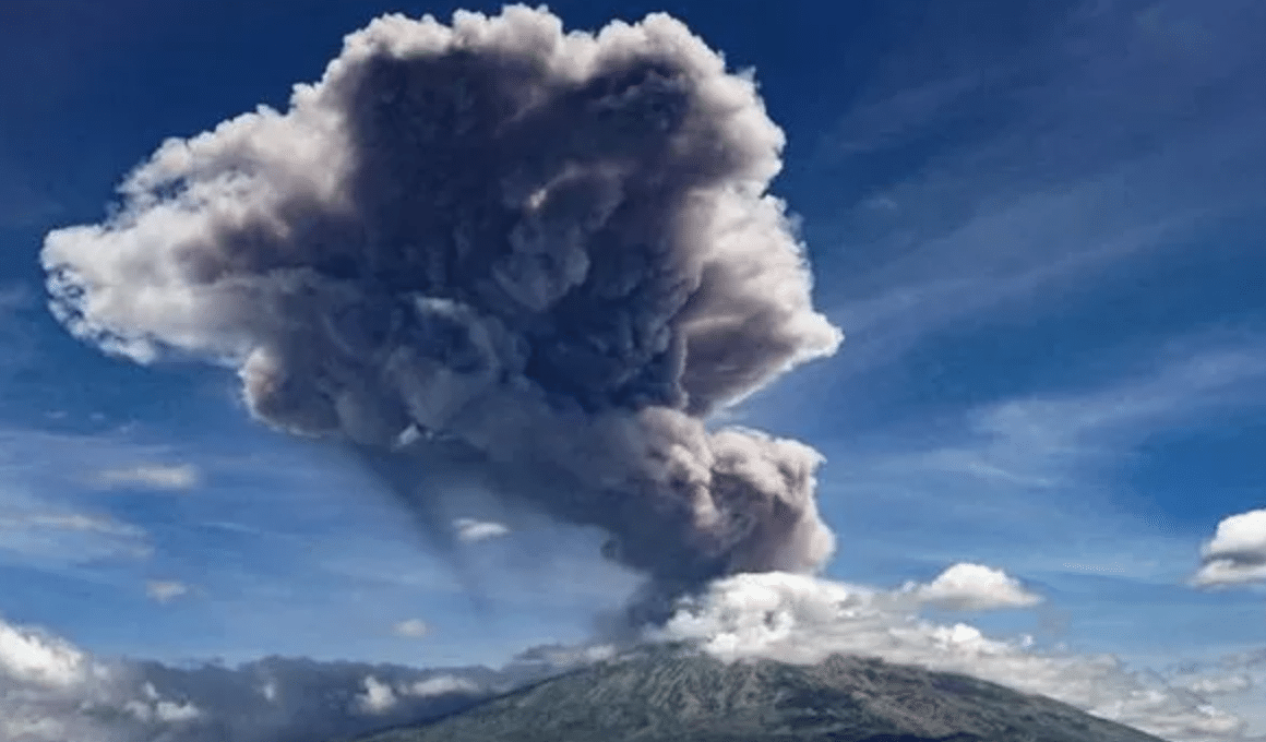 Mount Agung volcano erupts for the second time in a week