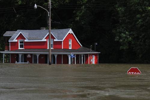 UPDATE: Mississippi river reaches dangerous flood levels, Stalls barges and roadways while affecting farmers.
