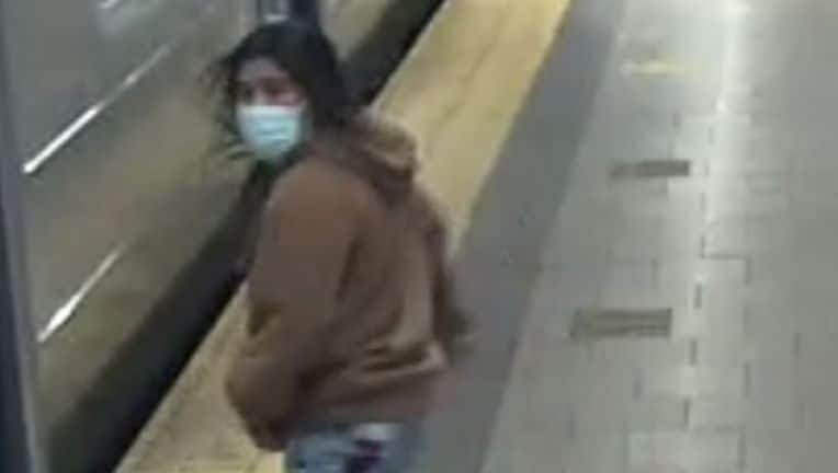 Man stabbed to death on NYC subway platform in middle of day…