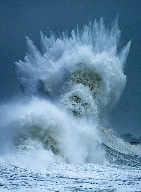 Crashing wave appears to show the face of fearsome “god of the sea” Poseidon