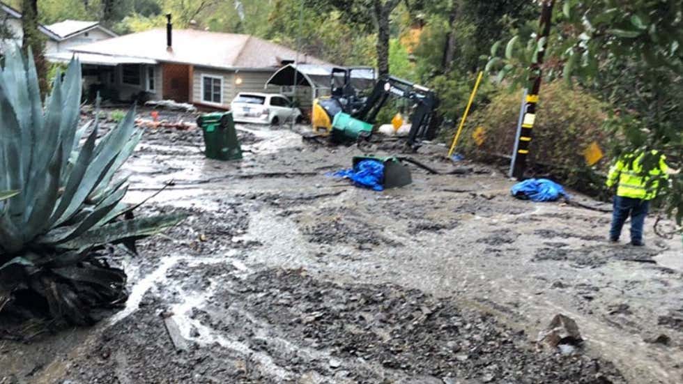 Deadly mudslide leaves cars trapped in California, Sparking evacuations