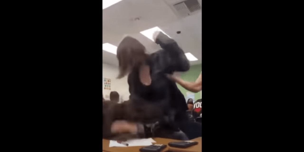 (WATCH) Las Vegas student viciously assaults another girl in class as classmates stand by and laugh