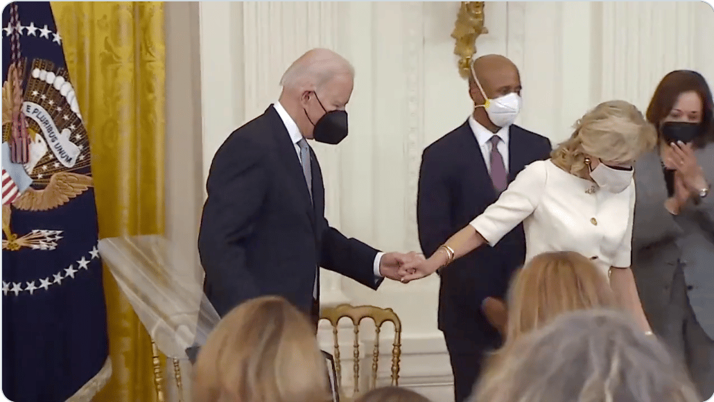 (WATCH) Biden forgets his mask, wanders from podium, needs help getting off stage