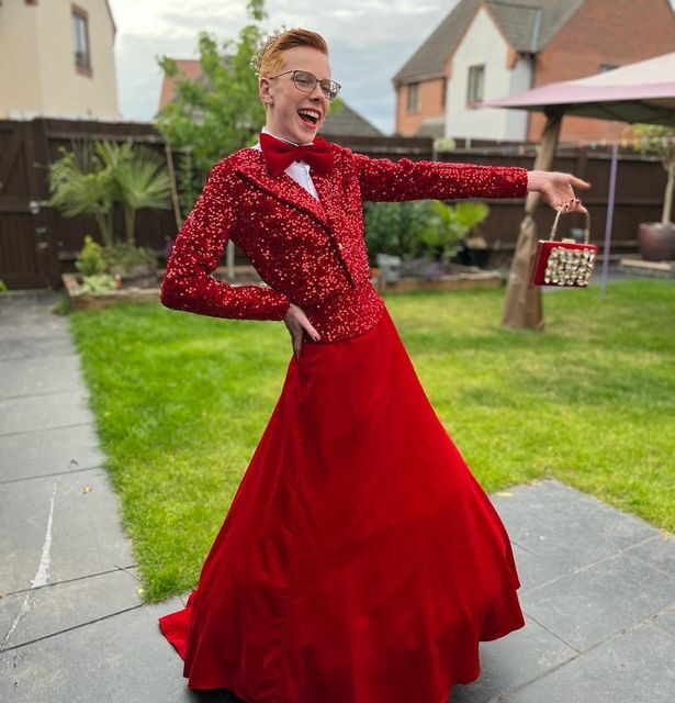 16 year old boy attends prom in skirt, met with cheers from pupils and teachers