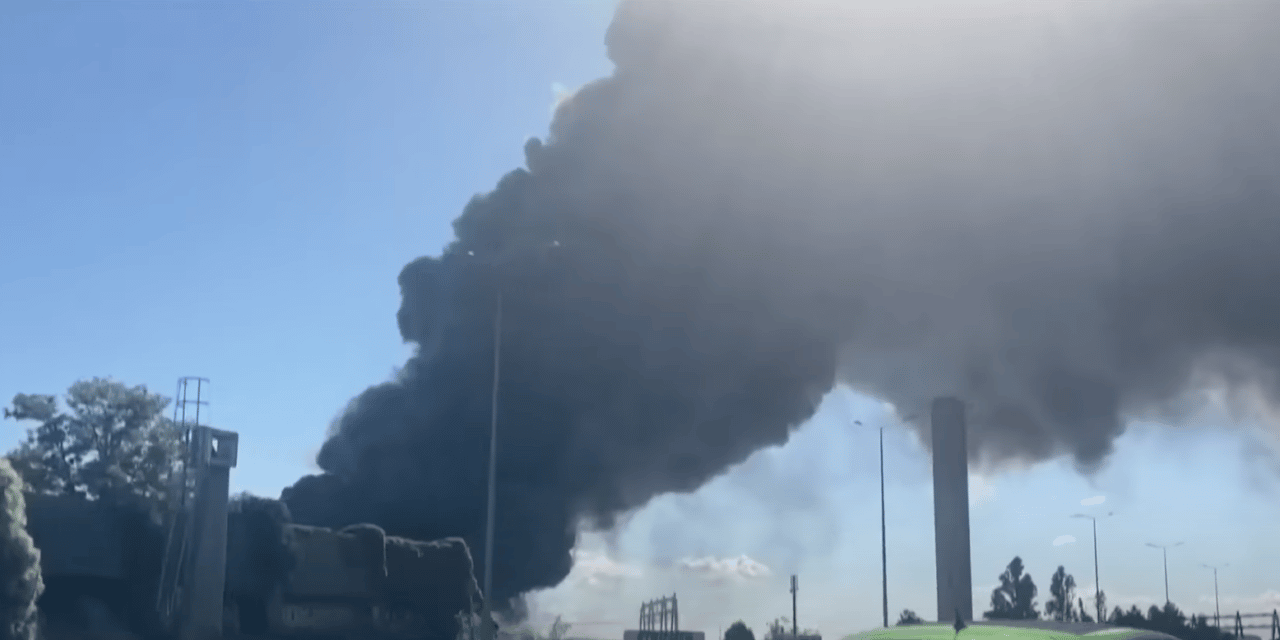 (WATCH) A massive fire broke out at world’s largest produce market in Paris