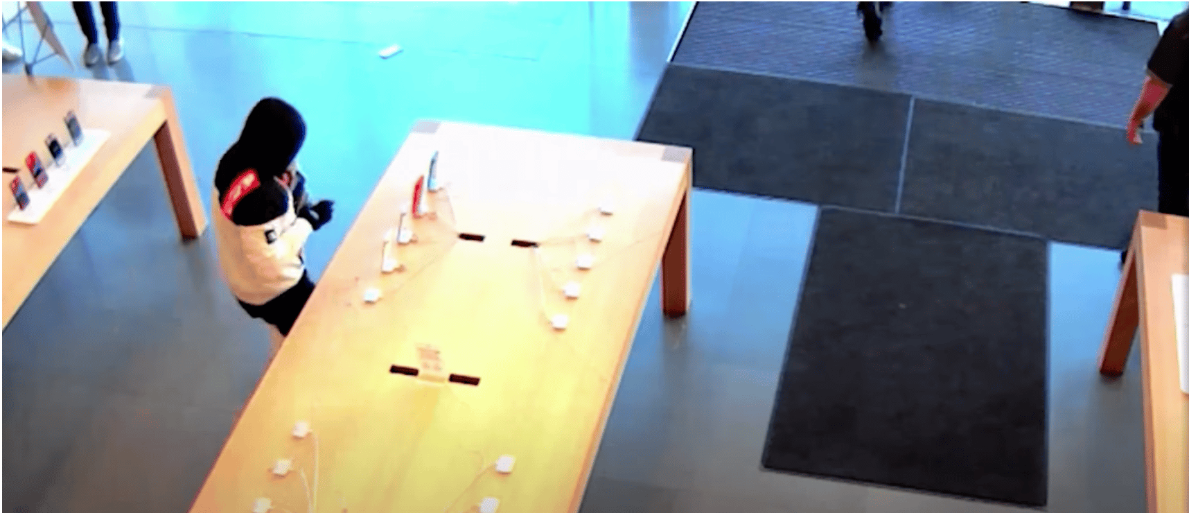 (WATCH) California Apple store ransacked by thieves as staff warn customers not to stop them