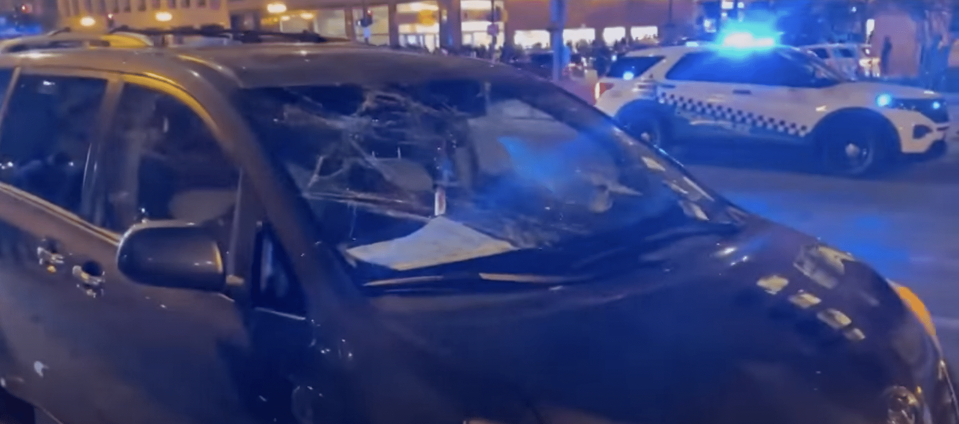 (WATCH) Hundreds of teenagers flood downtown Chicago, smashing car windows, Police respond, injuries reported