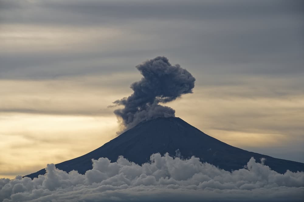 ALERT: Huge swathes of Mexico blanketed in dust as Popocatépetl volcano continues to erupt with 3 million ordered to prepare for evacuation