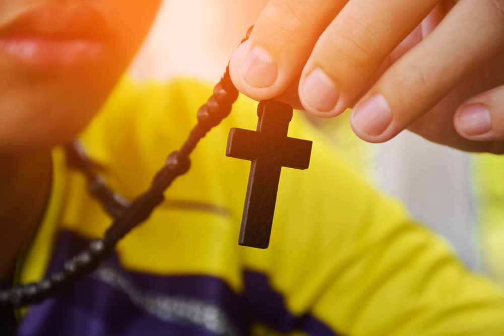 Teacher removes a student’s cross necklace in TN, Later apologized after legal action