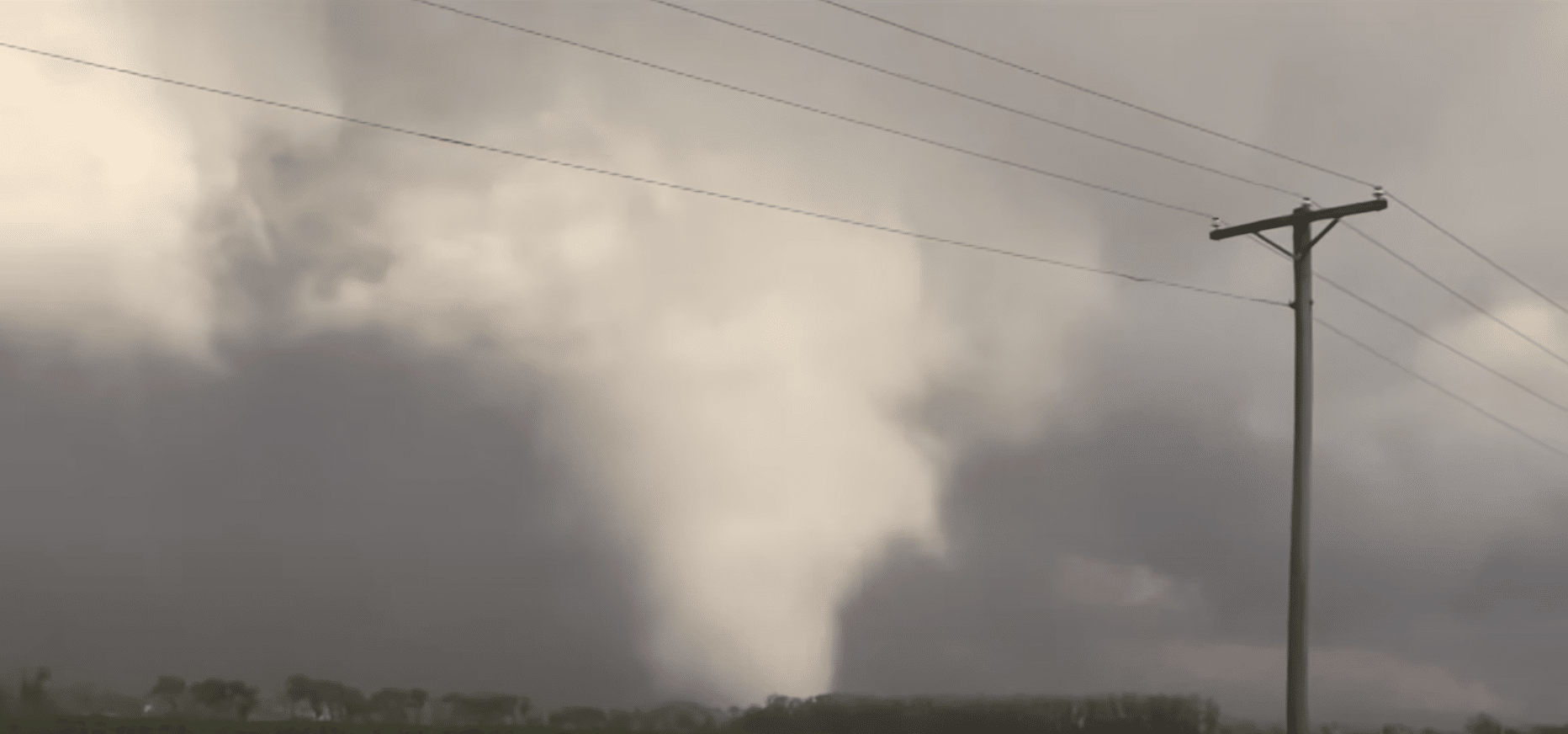 (WATCH) Tornadoes ravage Chicago area, leave thousands without power