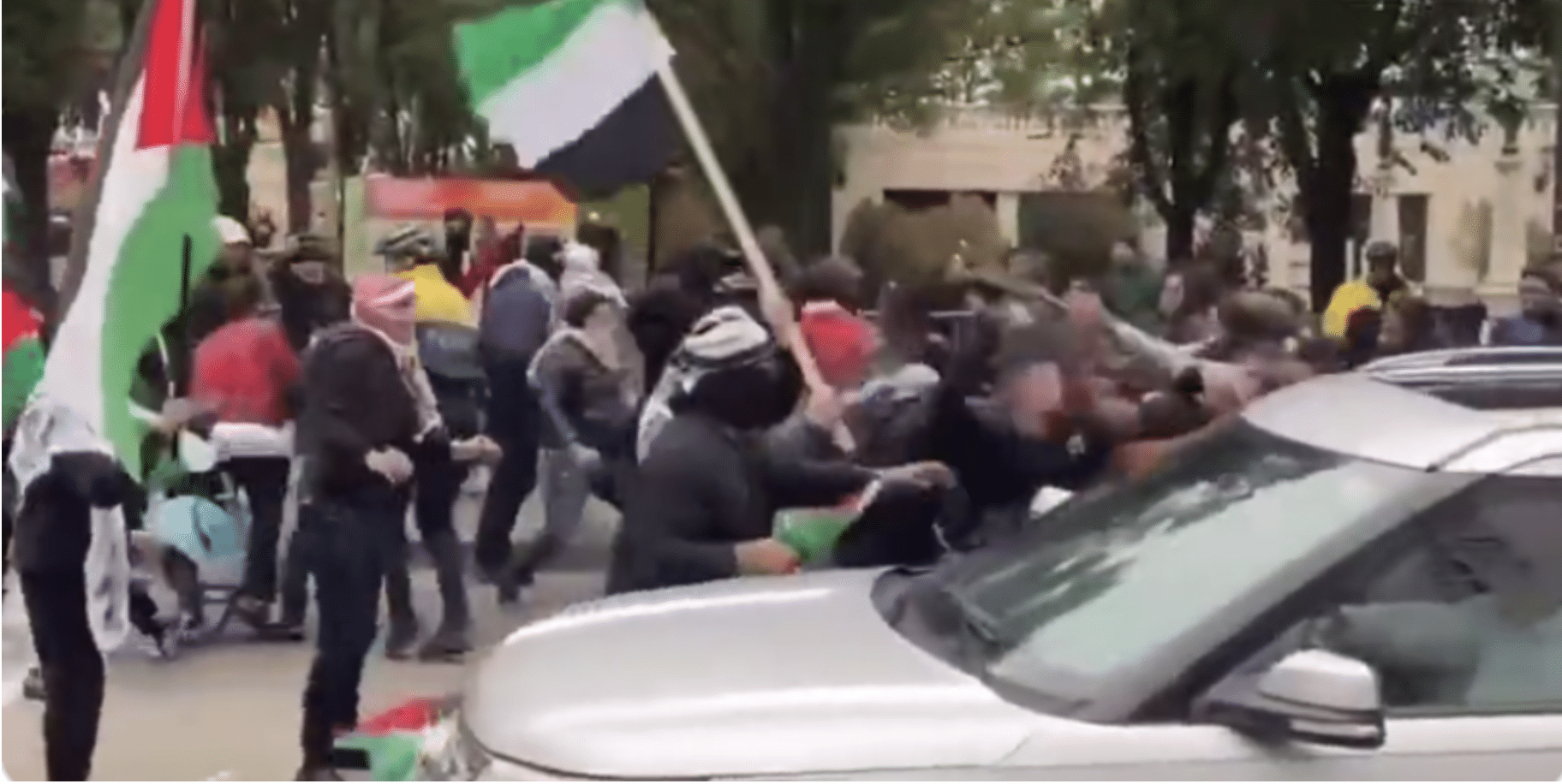 (WATCH) Pro-Hamas protesters beat Black Hebrew Israelites with Palestinian flags in Chicago