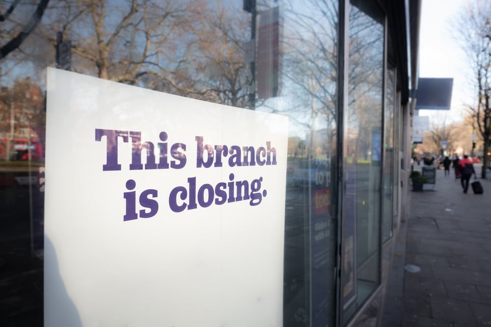 DEVELOPING US Banks file to close 64 branches in a single week