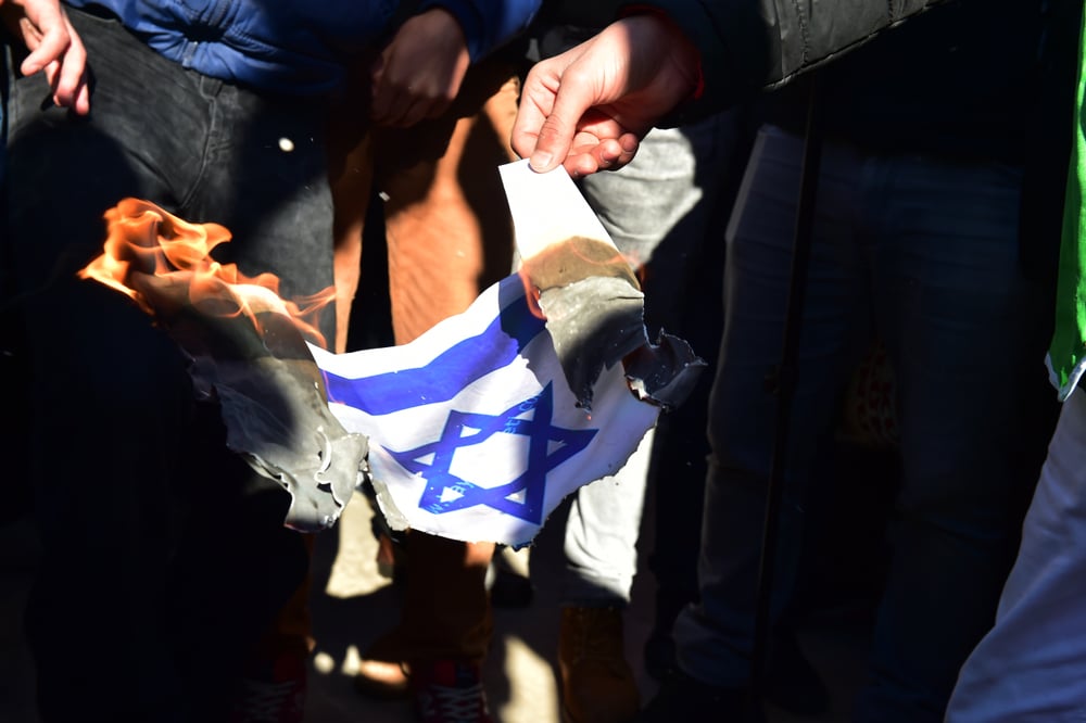 TIPPING POINT: Israeli flag lit on fire in violent NY City street clash amid Israel’s war with Hamas