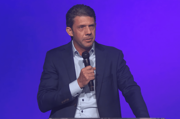 Tearful Gateway Church elder who has 6 daughters apologizes to Robert Morris accuser