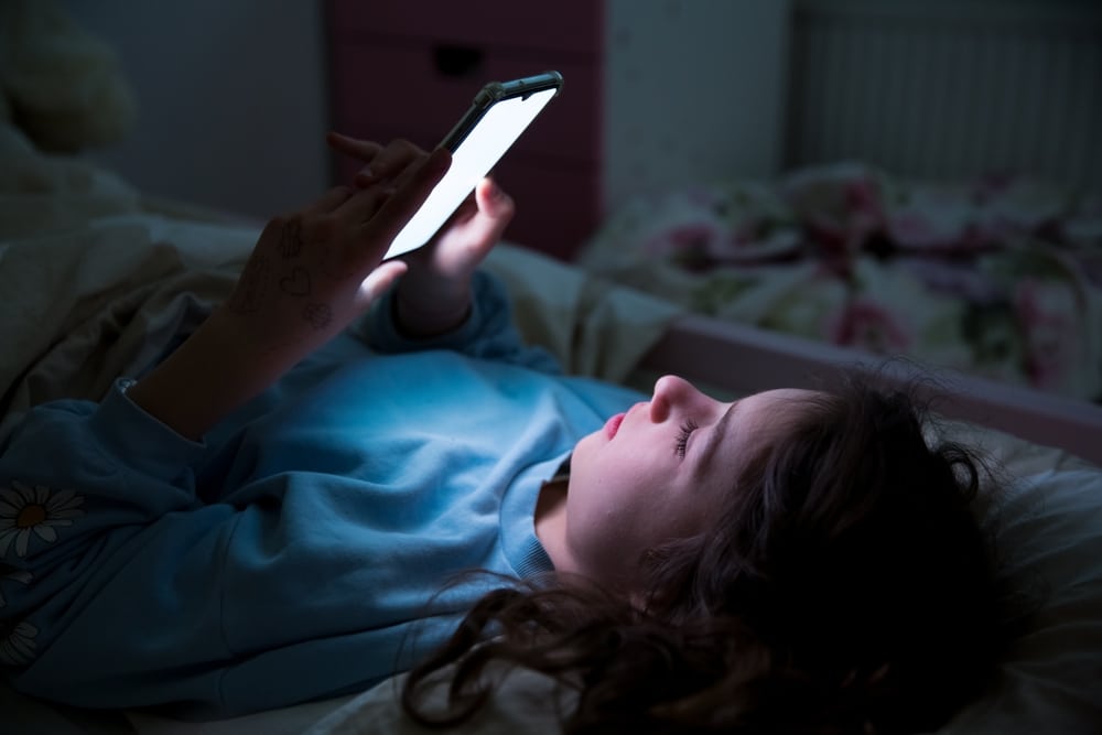 How does internet addiction affect teen brains?
